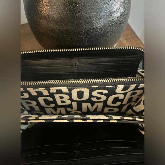 Marc Jacobs Zip Around Wallet - Picture 9 of 13